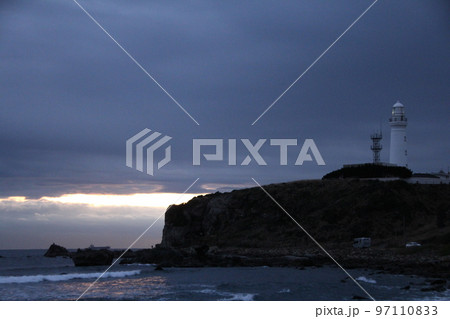 夜明けの犬吠埼灯台 夜明けの犬吠埼灯台 97110833