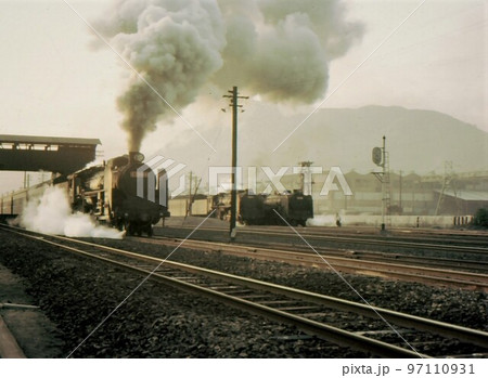 昭和43年　c59の引く客車列車発車　呉線　広駅　広島県　記録写真　古いカラー写真 97110931