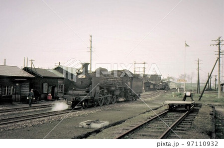 昭和44年 蒸気機関車c57出区。函館本線長万部機関区。北海道 　古いカラー写真　記録写真 97110932