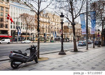 冬のパリ　シャンゼリゼ通り 97110997