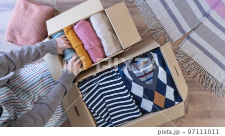段ボールに服を入れる｜衣替え・断捨離・リサイクル　イメージ 97111011