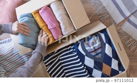 段ボールに服を入れる|衣替え・断捨離・リサイクル イメージ 段ボールに服を入れる|衣替え・断捨離・リサイクル イメージ 97111012