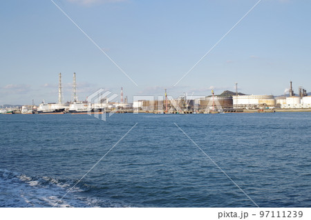 水島工業地帯の石油コンビナートの景色 水島工業地帯の石油コンビナートの景色 97111239