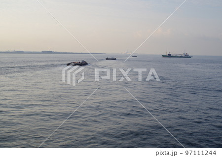 泉大津沖の朝の景色 97111244