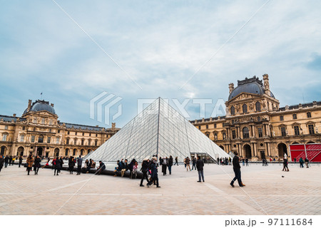 パリ ルーヴル美術館 ※一部ソフトフォーカス パリ ルーヴル美術館 ※一部ソフトフォーカス 97111684