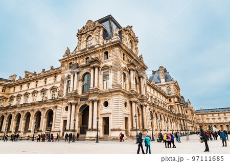 パリ　ルーヴル美術館　※一部ソフトフォーカス 97111685