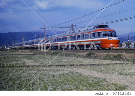 小田急7000形LSE車・7801~、デビュー4日目、栢山-富水。1980年12月30日、KR 小田急7000形LSE車・7801~、デビュー4日目、栢山-富水。1980年12月30日、KR 97112235