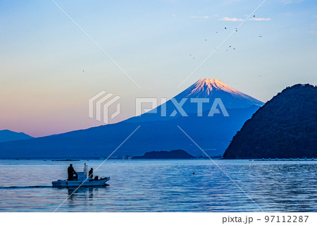 （静岡県）伊豆・内浦湾から望む、富士山　夜明け 97112287