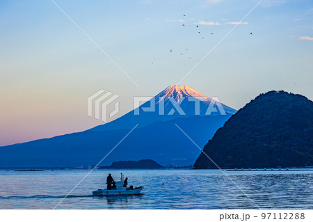 （静岡県）伊豆・内浦湾から望む、富士山　夜明け 97112288