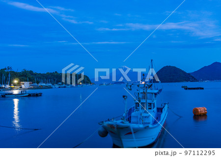 （静岡県）伊豆・内浦湾から望む、富士山　夜明け 97112295