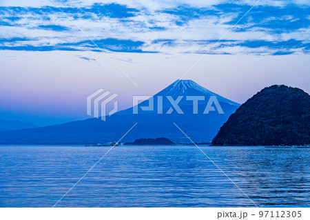 (静岡県)伊豆・内浦湾から望む、富士山 夜明け (静岡県)伊豆・内浦湾から望む、富士山 夜明け 97112305