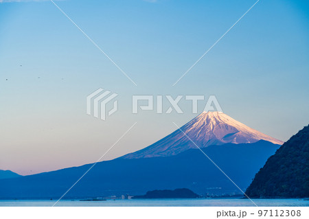 （静岡県）伊豆・内浦湾から望む、富士山　夜明け 97112308