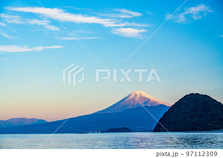 （静岡県）伊豆・内浦湾から望む、富士山　夜明け 97112309