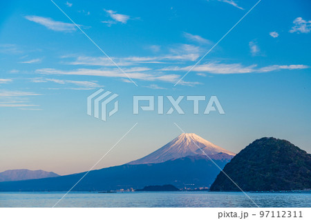 （静岡県）伊豆・内浦湾から望む、富士山　夜明け 97112311