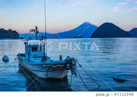 （静岡県）漁船が停泊する伊豆・内浦湾から望む、富士山　夜明け 97112346