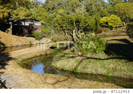 岡山県津山市にある回遊式日本庭園「衆楽園」:曲水と清涼軒 岡山県津山市にある回遊式日本庭園「衆楽園」:曲水と清涼軒 97112453