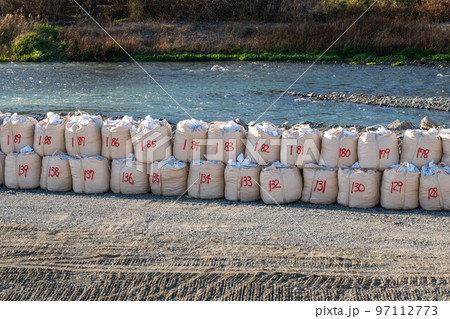 工事中の並んだ土嚢と河川　 97112773