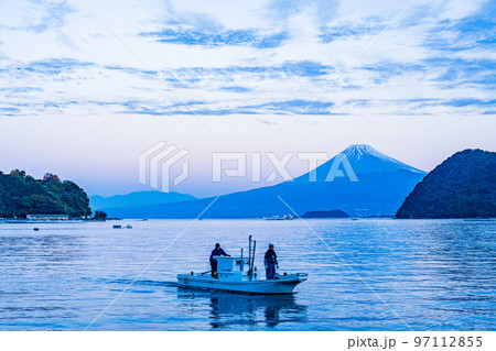 （静岡県）伊豆・内浦湾　漁に向かう漁船と富士山　夜明け 97112855