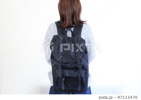 リュックを背をった女性の後ろ姿 97113470