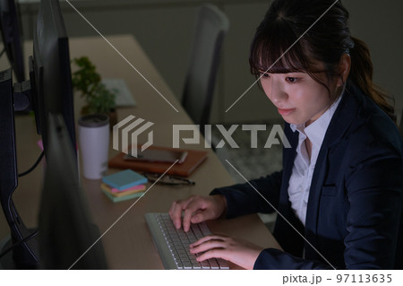 残業をする若い女性 97113635