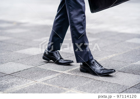 ビジネスマンの足元 97114120