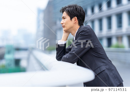 悩むビジネスマン 97114531