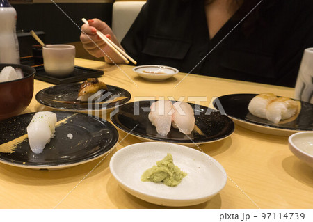 回転寿司 食べるイメージ 回転寿司 食べるイメージ 97114739