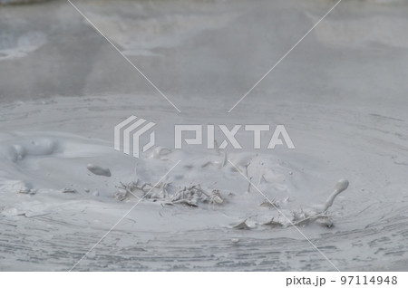 大地の芸術？　温泉湧出 97114948