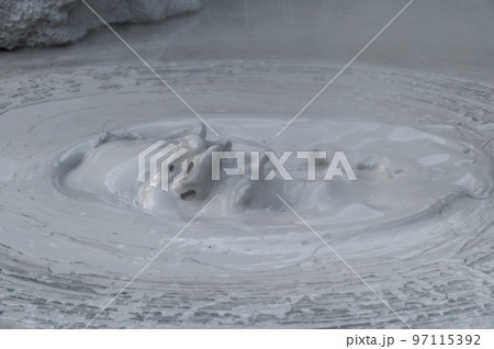 大地の芸術？　温泉湧出 97115392