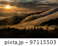 秋の吾妻連峰、朝日に照らされる滝雲 97115503