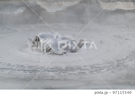 大地の芸術？　温泉湧出 97115540