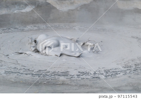 大地の芸術？　温泉湧出 97115543