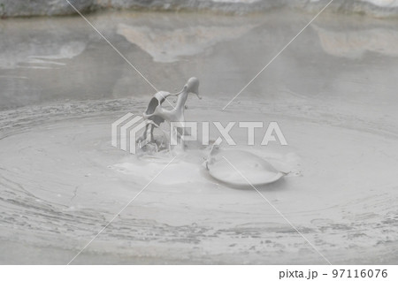 大地の芸術？　温泉湧出 97116076