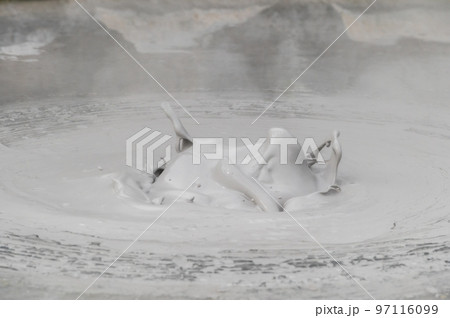 大地の芸術？　温泉湧出 97116099