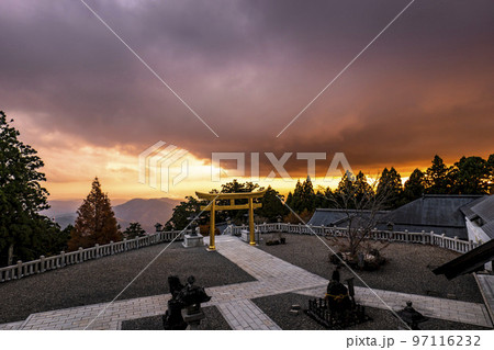 静岡県浜松市にある秋葉神社の黄金の鳥居 97116232