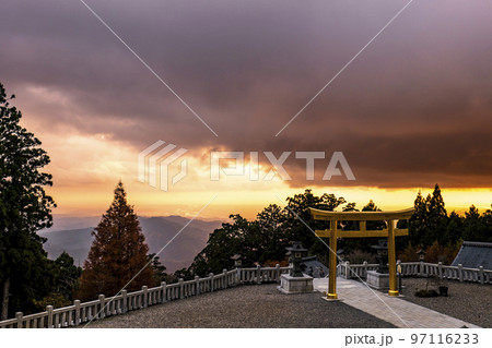 静岡県浜松市にある秋葉神社の黄金の鳥居 97116233