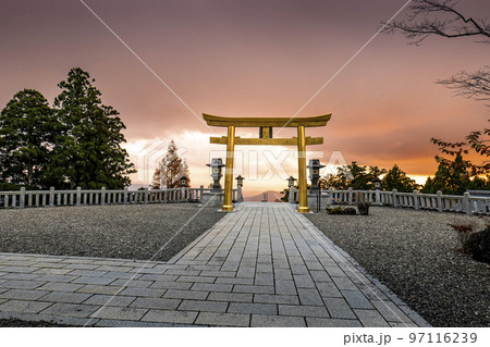 静岡県浜松市にある秋葉神社の黄金の鳥居 静岡県浜松市にある秋葉神社の黄金の鳥居 97116239