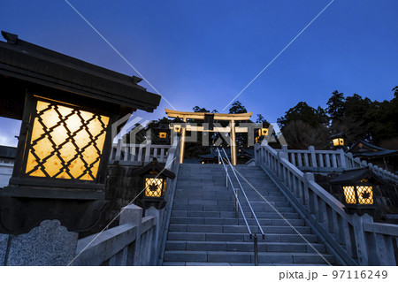 静岡県浜松市にある秋葉神社の黄金の鳥居 静岡県浜松市にある秋葉神社の黄金の鳥居 97116249