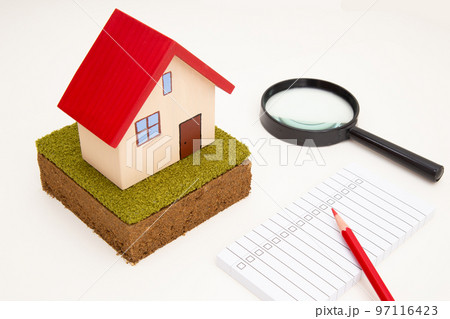 住宅とチェックリストと虫眼鏡 97116423