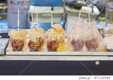 りんご飴　屋台　夏休み　グルメ　果物　串刺し　お祭り 97116449