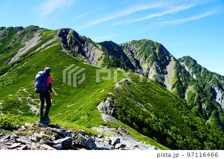 南アルプス　間ノ岳への縦走路より塩見岳を眺める登山者 97116466