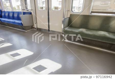 電車　車内　座席　西武鉄道車両内　シルバーシート 97116942