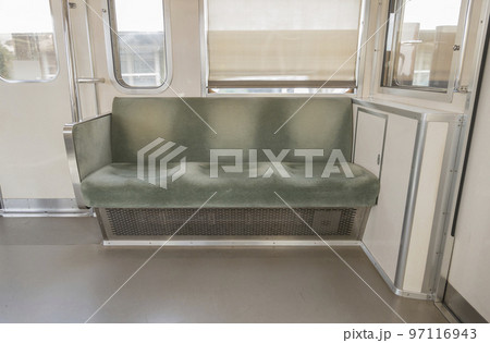 電車　車内　座席　西武鉄道車両内　シルバーシート 97116943