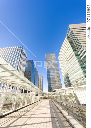 【神奈川県】1月・爽やかな青空、横浜の都市風景 97116998