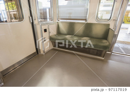 電車 車窓 ドア 車内 座席 西武鉄道車両内 シルバーシート 電車 車窓 ドア 車内 座席 西武鉄道車両内 シルバーシート 97117019