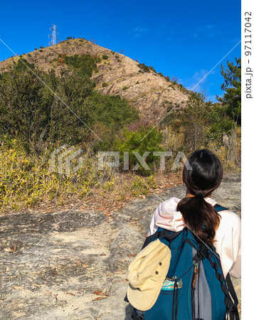 兵庫県の播磨アルプスの高御位山ハイキング：百間岩を見上げる 97117042