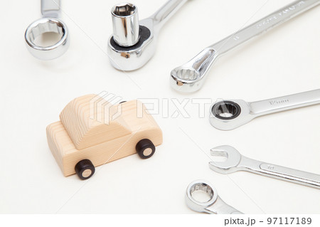 車整備イメージ（車と整備レンチ） 97117189