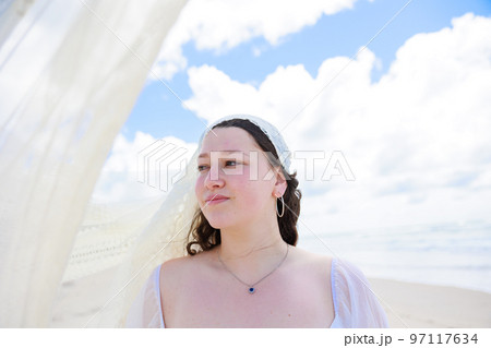 爽やかな夏の空と白いドレスの白人の女の子 97117634