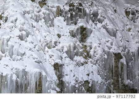ライトアップされた神秘的で美しい氷のカーテン（白川氷柱群　長野県 木曽町） 97117702