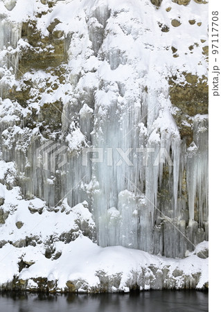ライトアップされた神秘的で美しい氷のカーテン（白川氷柱群　長野県 木曽町） 97117708